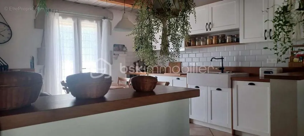 Cuisine - Villa Traditionnelle avec Studio et Piscine à Vendre