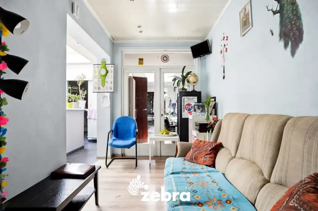 Elutuba - Mixed-Use Property with Garage in Sint-Kruis