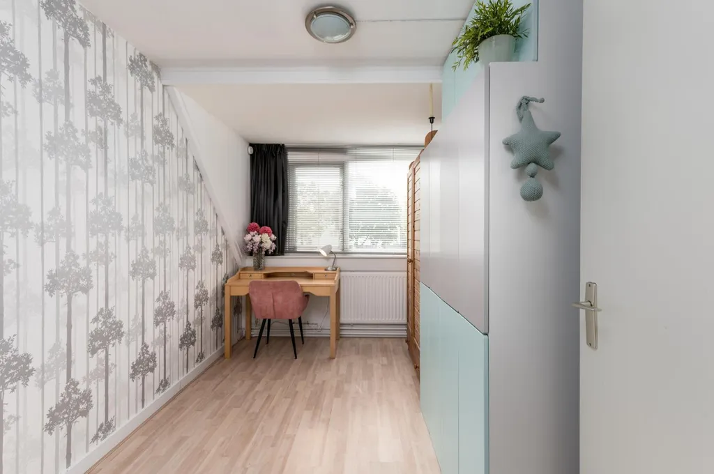 Esik - Spacious 5-Bedroom House with Deep Garden in Almere