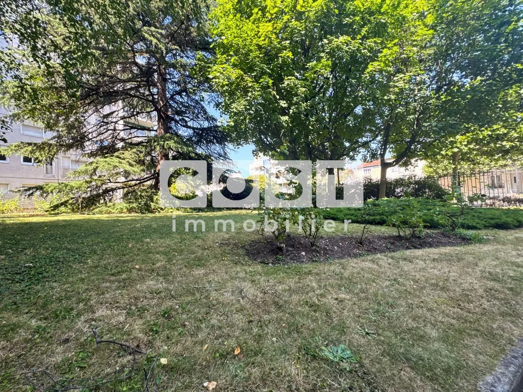 Garden - Luxury Flat with Balcony in Courbevoie