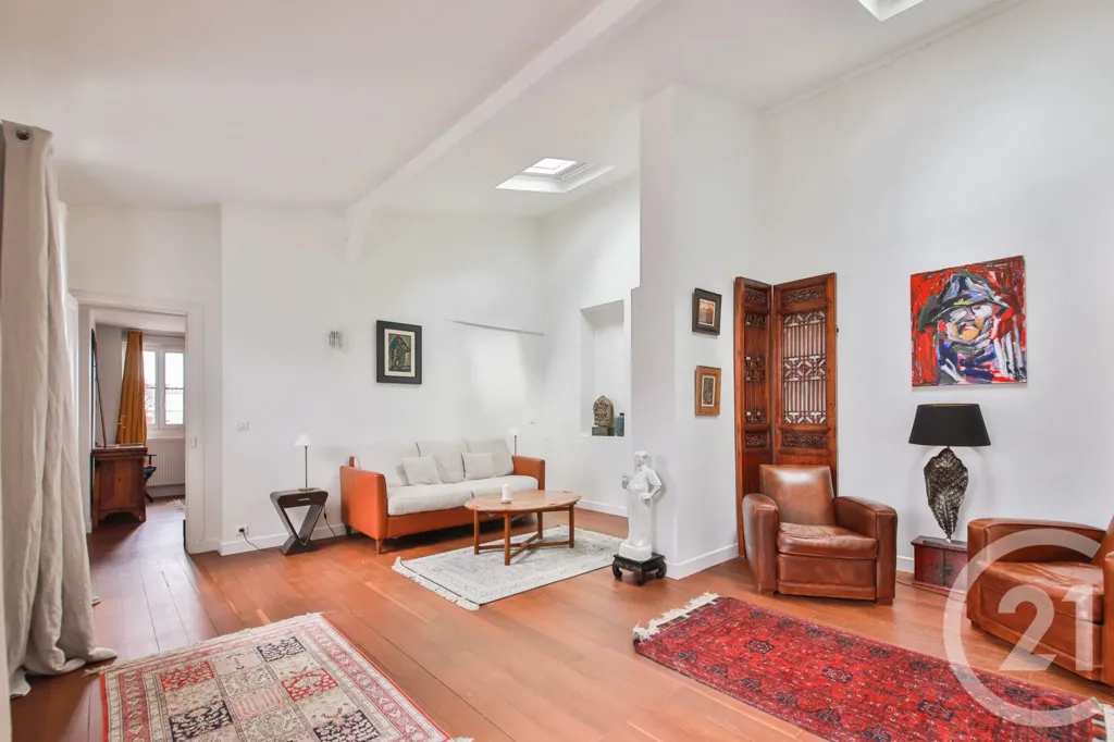 Elutuba - 3-Bedroom Parisian Flat with Cathedral Ceiling