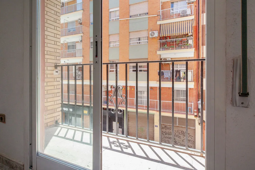 Balcon - 3-Bed Apartment with Metro Access in Valencia