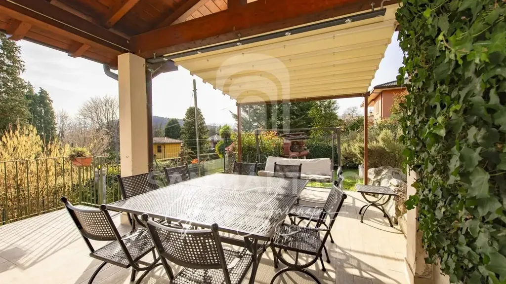 Terrasse - Villa with Garden in Travedona-Monate