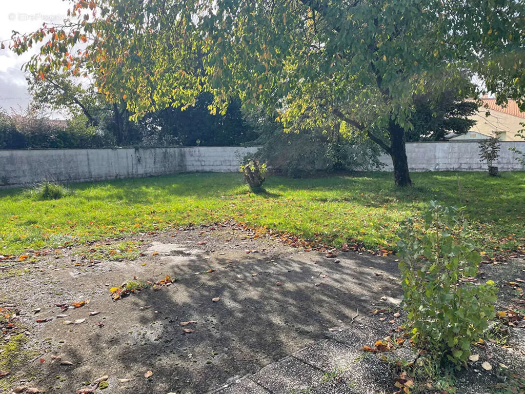 Aed - Buildable Plot with Garage near Rochefort