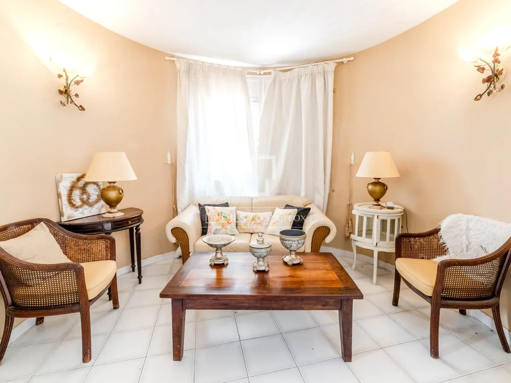 Elutuba - Six-Bedroom House with Pool in Levantina