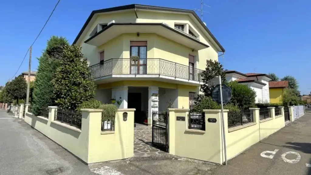 Välivaade - Rear-Access Villa with Garden in Soliera