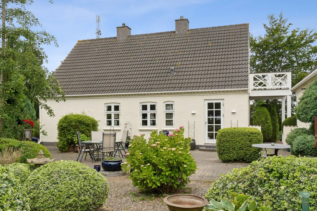 Garden - 1912 Villa with Water View in Kalundborg