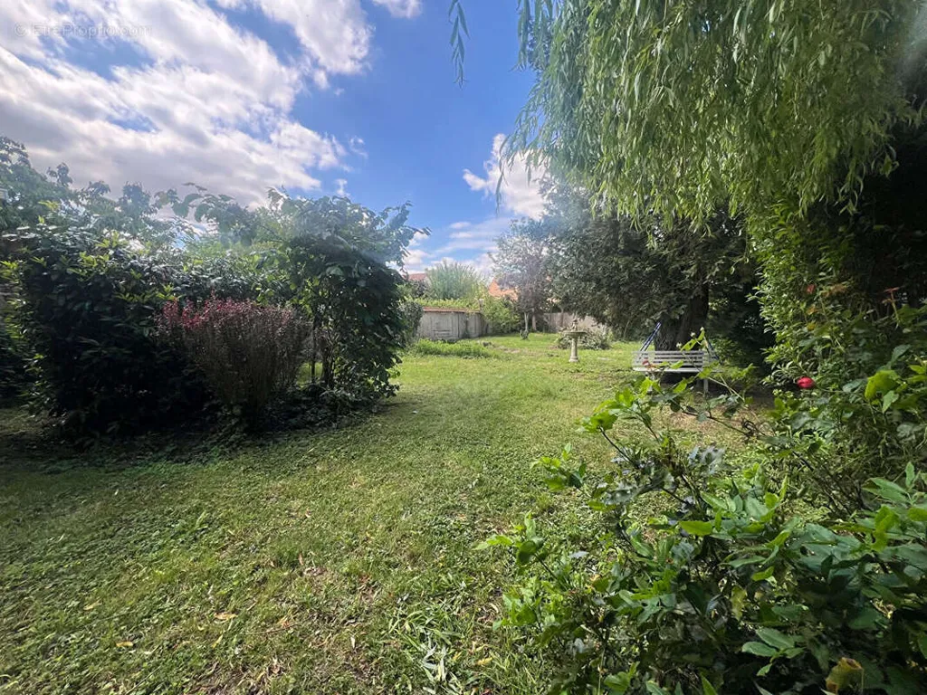 Aed - 1960s House with Garden in Brie Comte Robert