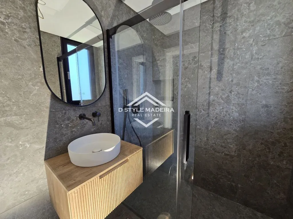 Bathrooms - Luxury Flat with Pool in Funchal, Madeira