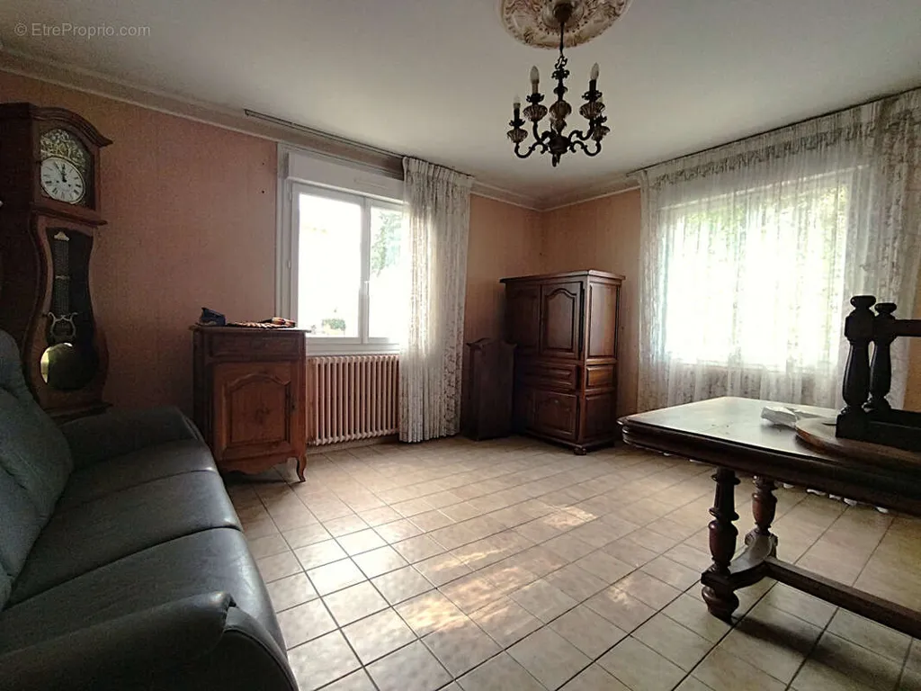 Séjour - Pavillon 3 Chambres avec Dépendances en Centre Bourg