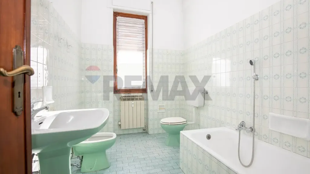 Salles de bain - Spacious Apartment with Balcony in Novi Ligure