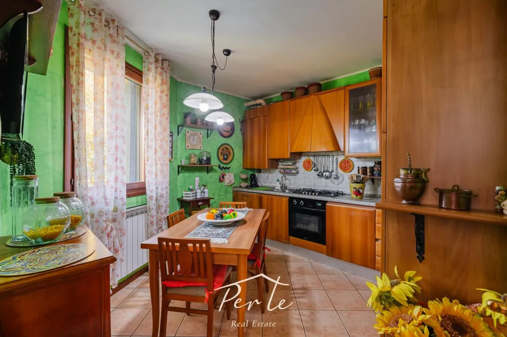 Salle à manger - Duplex with Garden and Pool in Borgo Mantovano