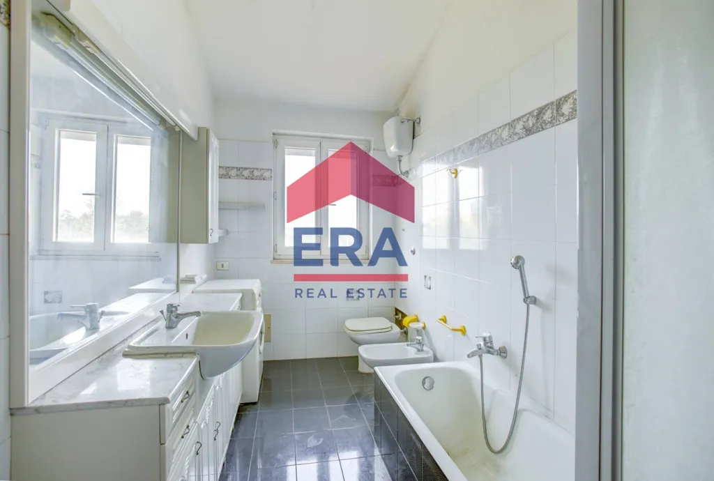 Salles de bain - Villa with 4.5-Hectare Park in Ardea