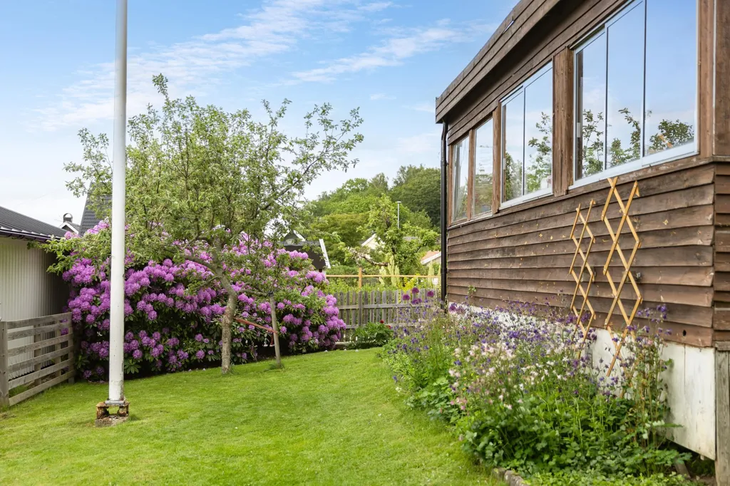 Jardin - Spacious Villa with Garden in Suburban Area