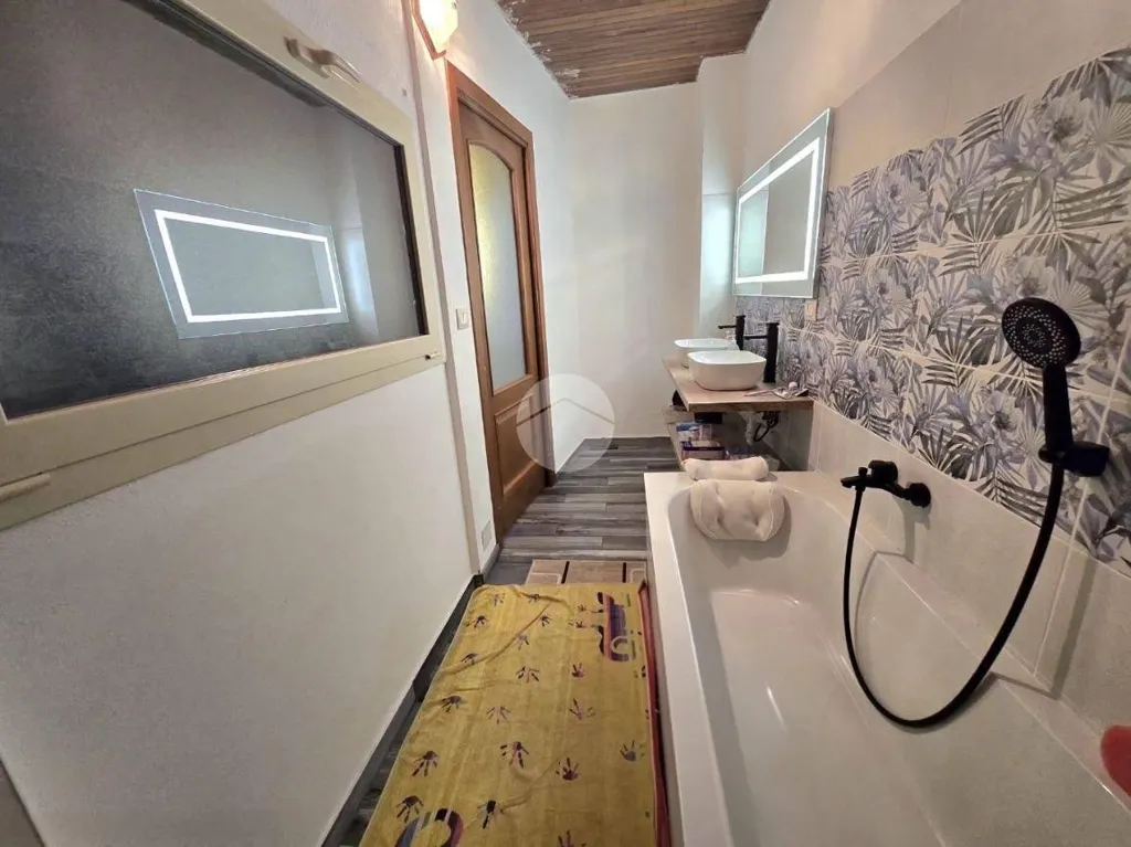 Salles de bain - Rustic House with Covered Patio in Rivarossa