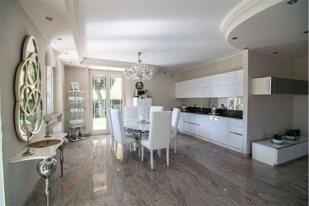 Dining Room - Luxury Villa with Private Garden in Boltiere