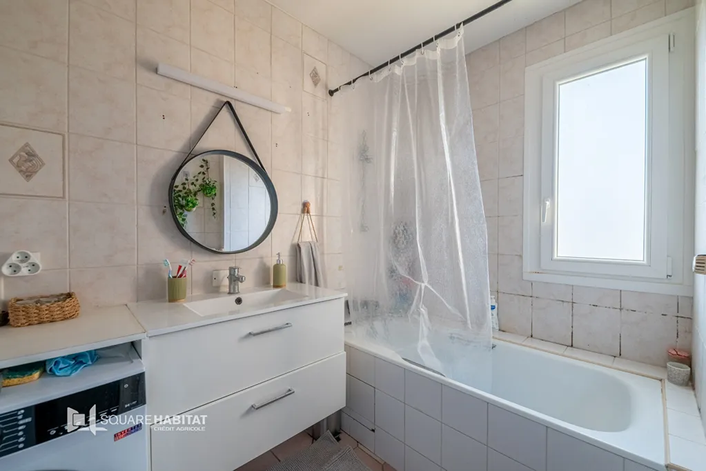 Salles de bain - Appartement rénové avec loggia à Frasne