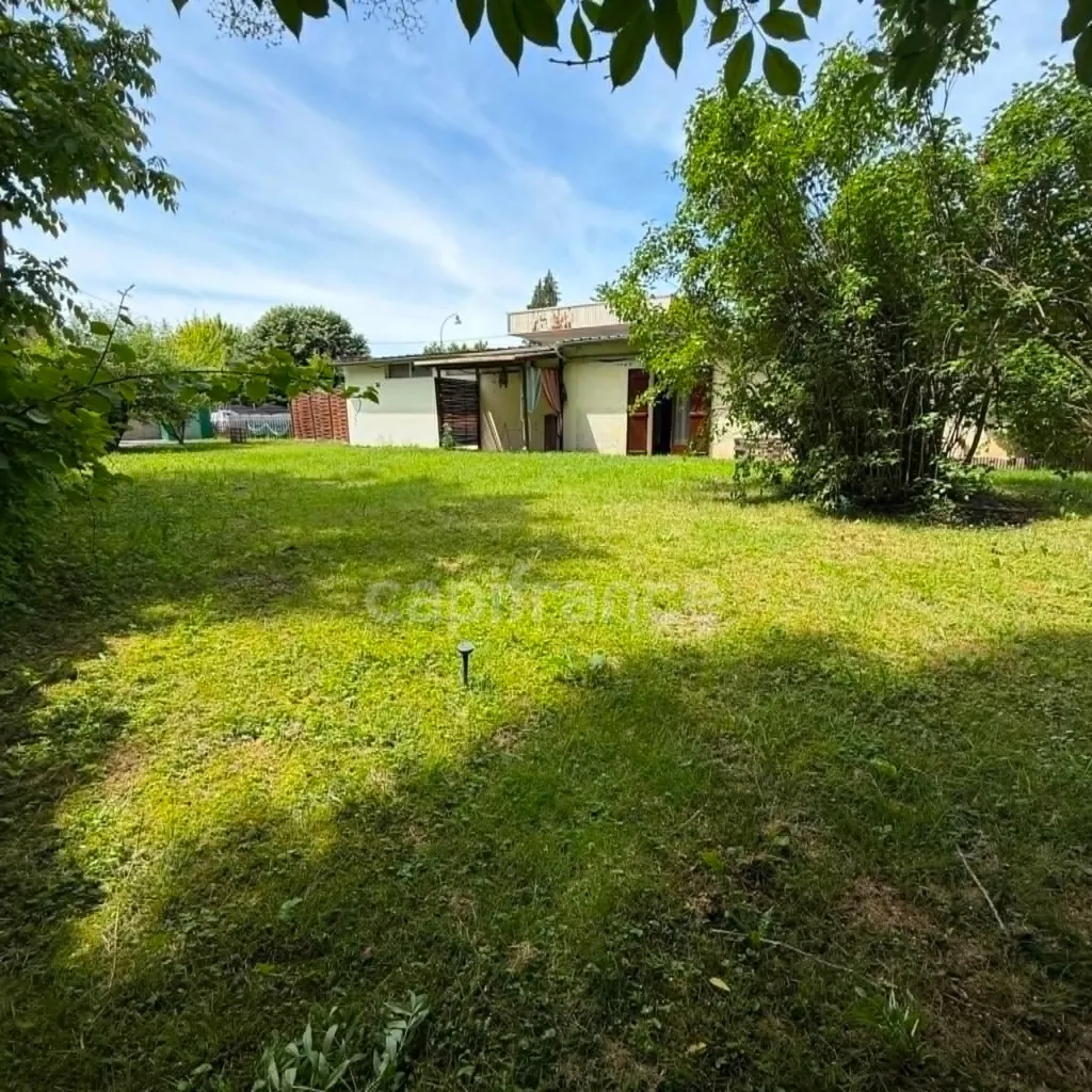 Aed - Contemporary Home with Storage in Aoste