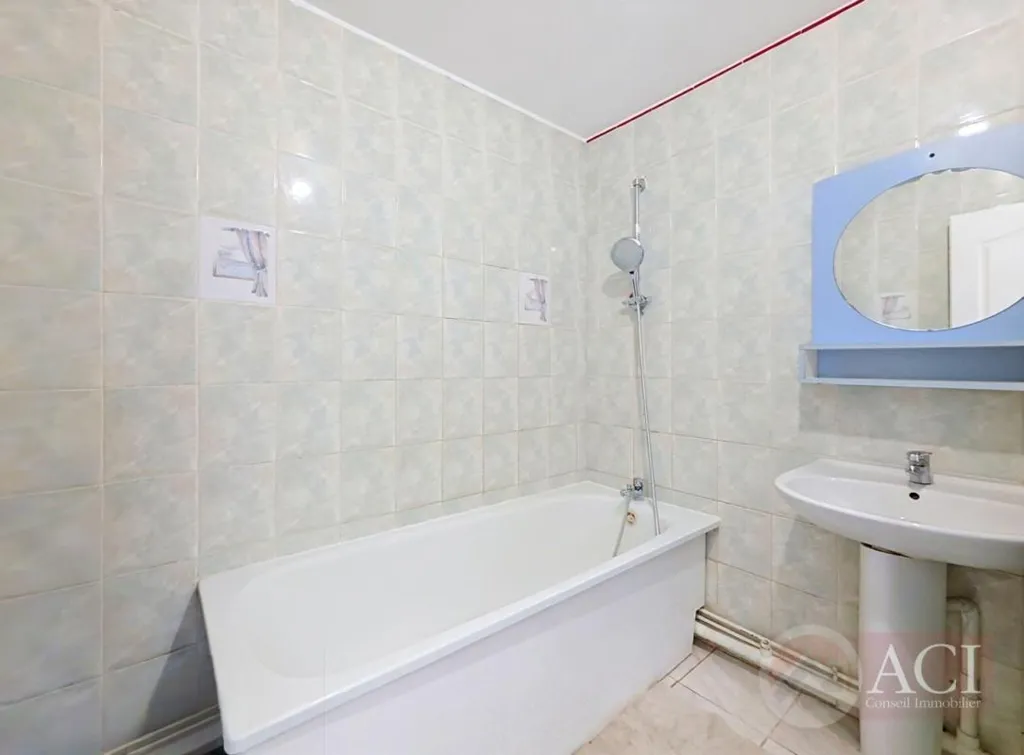 Vannitoad - 6-Piece House with Garden in Sarcelles