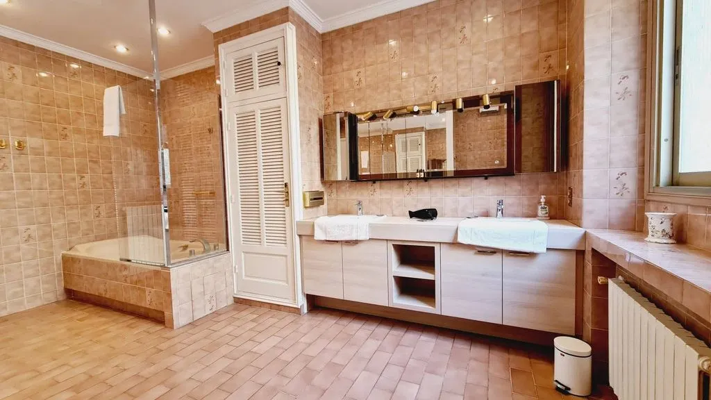 Bathrooms - Luxury Flat with Balcony in Cannes