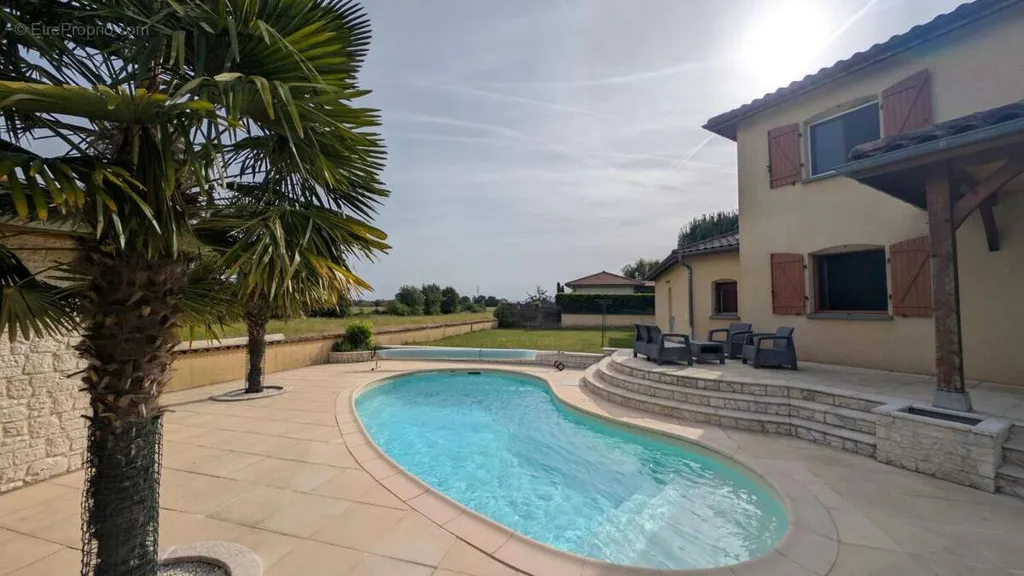 Bassein - House with Pool in Saint-Denis-lès-Bourg