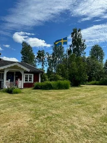 Aed - Traditional Cottage by Lake in Hillared