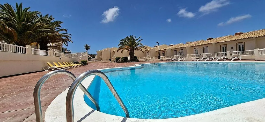 Bassein - Semi-Detached Villa with Pool in Chayofa