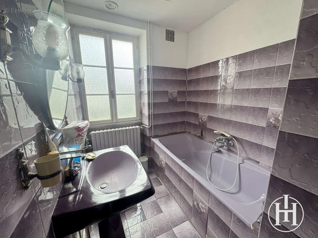 Vannitoad - Renovatable House with Garden in La Celle