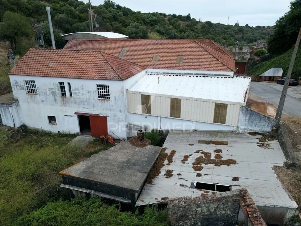 Õhuvaade - Industrial Warehouse with Solar Exposure in Vila Moreira