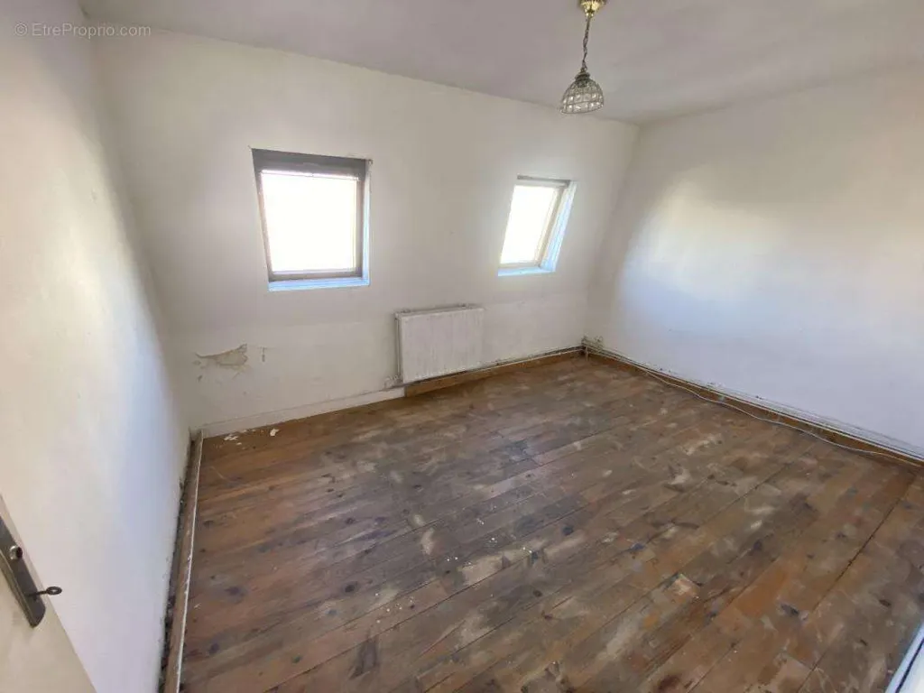 Toad - 1930s Semi-Detached House with Renovation Potential in Roubaix