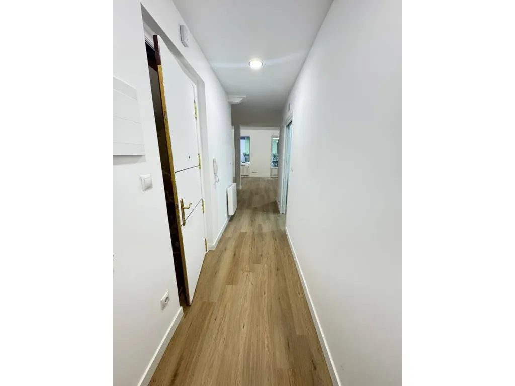 Entrée - Reformed Flat with Balcony in Bilbao's Old Town