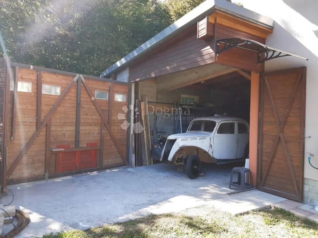 Garage - Holiday Home with River View in Netretić