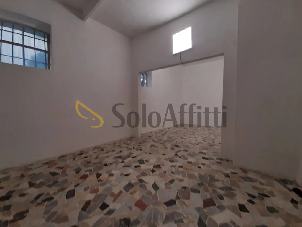Pièces - Commercial Space with Street Frontage in Florence