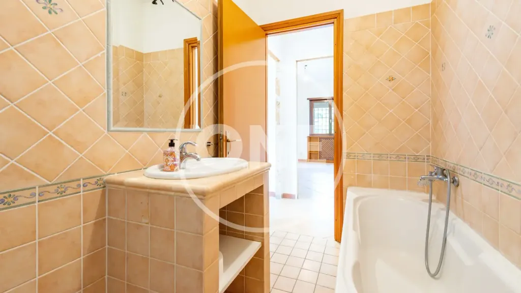 Salles de bain - Three-Bedroom Apartment with Balcony in Rome