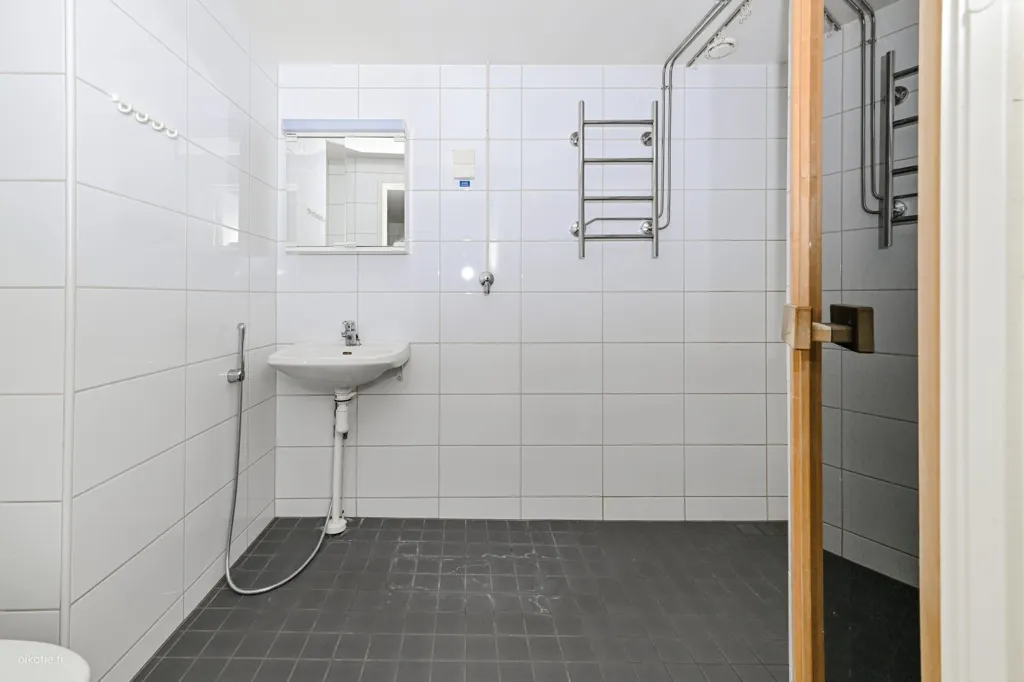 Bathrooms - Apartment with Sauna in Matinkylä, Espoo