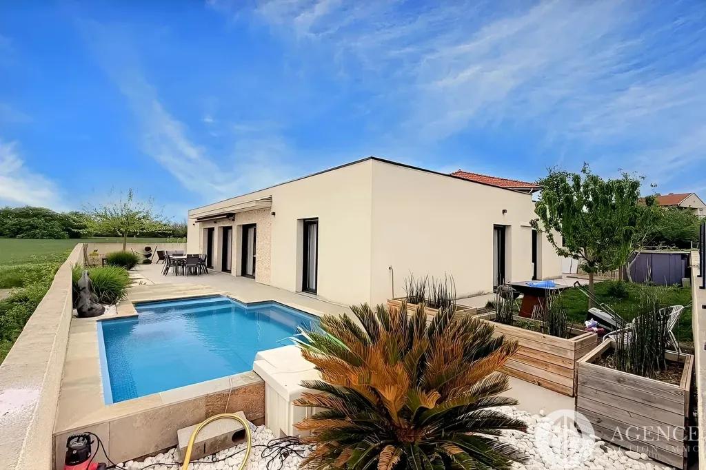 Piscine - Maison Contemporaine avec Piscine à Chanas