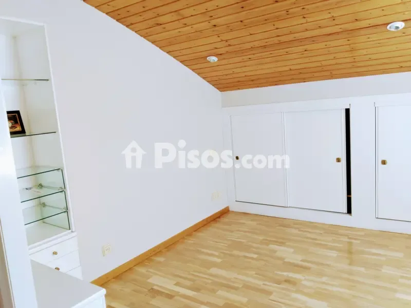 Pièces - Duplex with Balcony and Garage in Calle Lodum