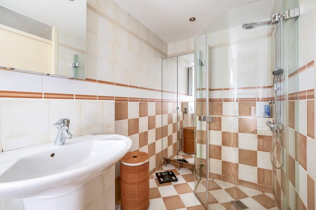 Bathrooms - Corner House with Garden in Stadspolders