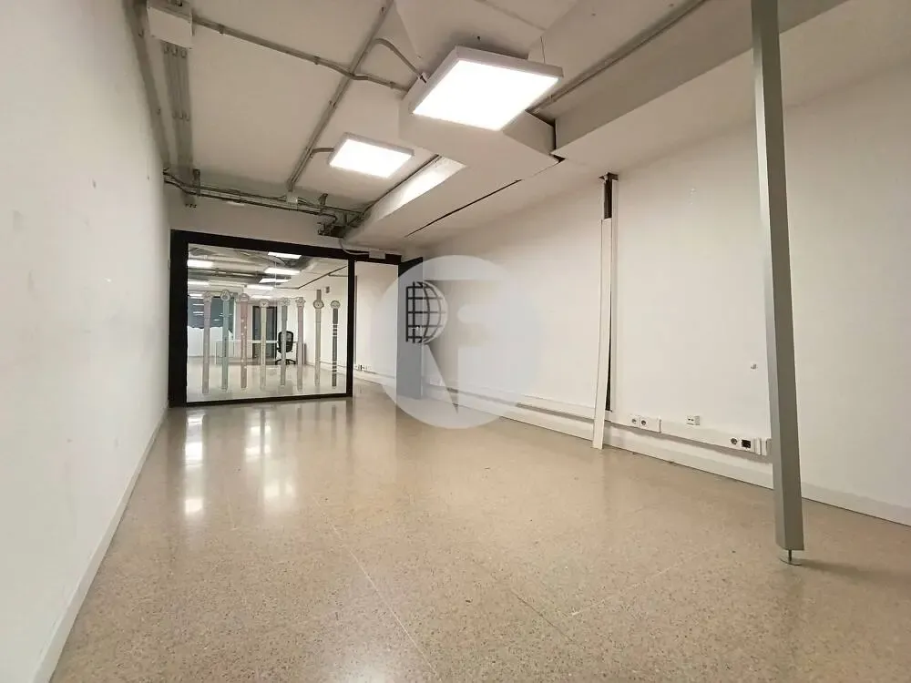 Bureau - Commercial Space with Large Facade in Comte Borrell