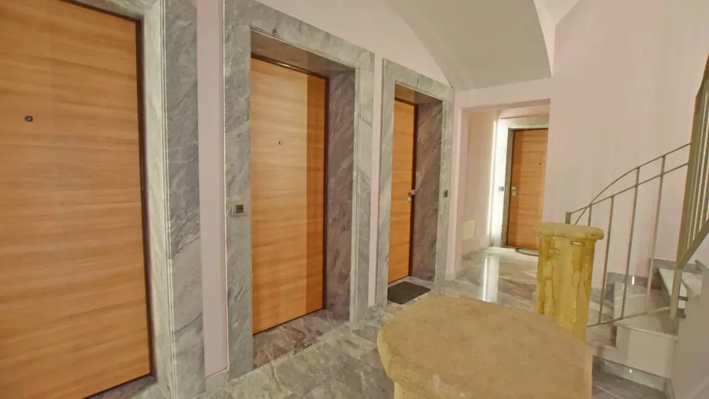 Hallway - Studio Apartment with Balcony in Mondovì