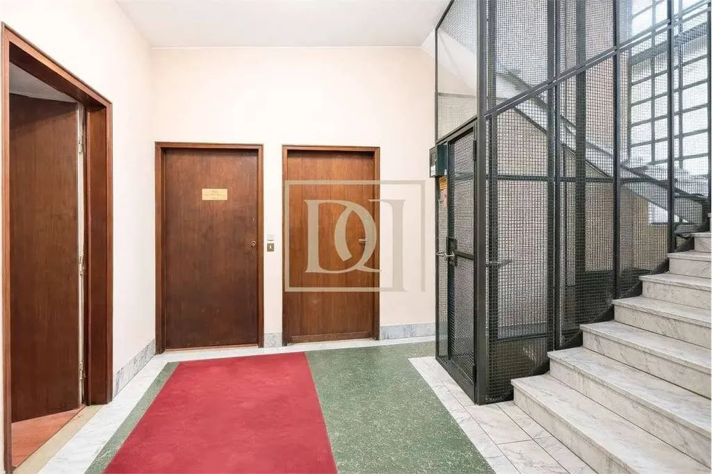 Entrée - Two-Level Office in Central Milan