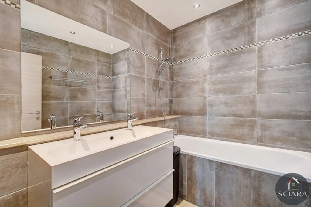Bagni - 2-Bed Flat with Balcony on Top Floor in City Centre