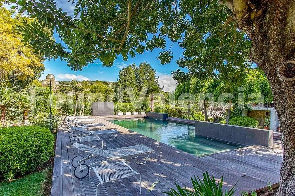 Piscine - Reformed Mediterranean Villa with Pool in El Bosque