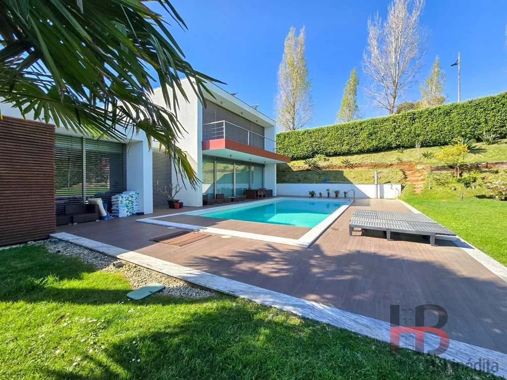 Bassein - Isolated Villa with Heated Pool in Vila Nova de Gaia