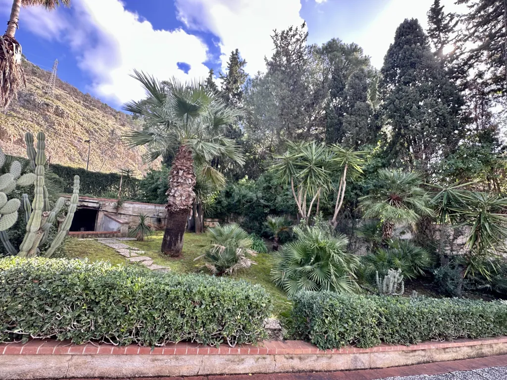 Aed - Luxury Villa with Circular Design in Palermo