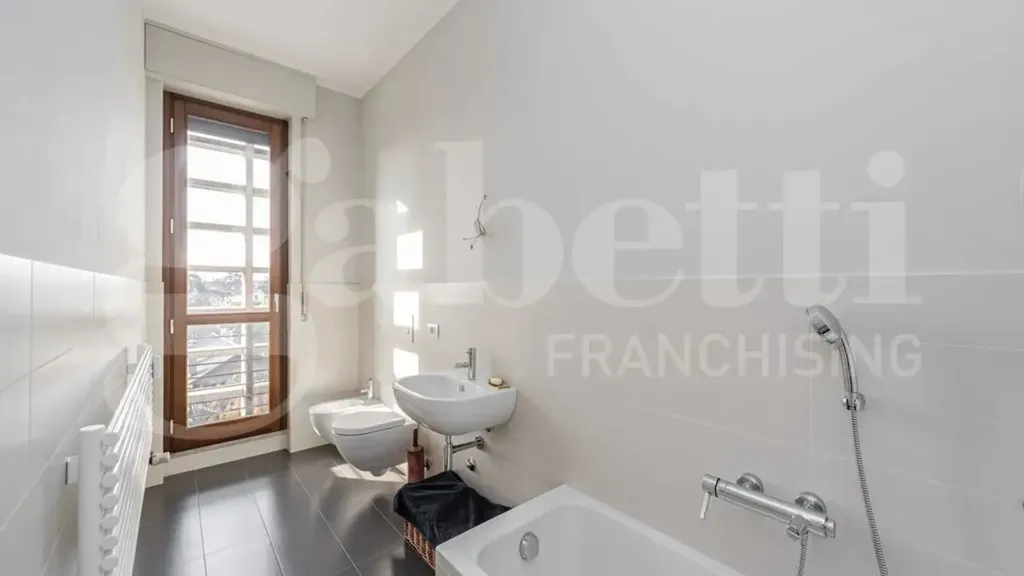 Salles de bain - Modernised Apartment with Balcony in Monza