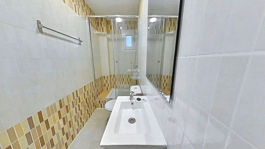 Bathrooms - Three-Bedroom Apartment with Terrace in Sedaví