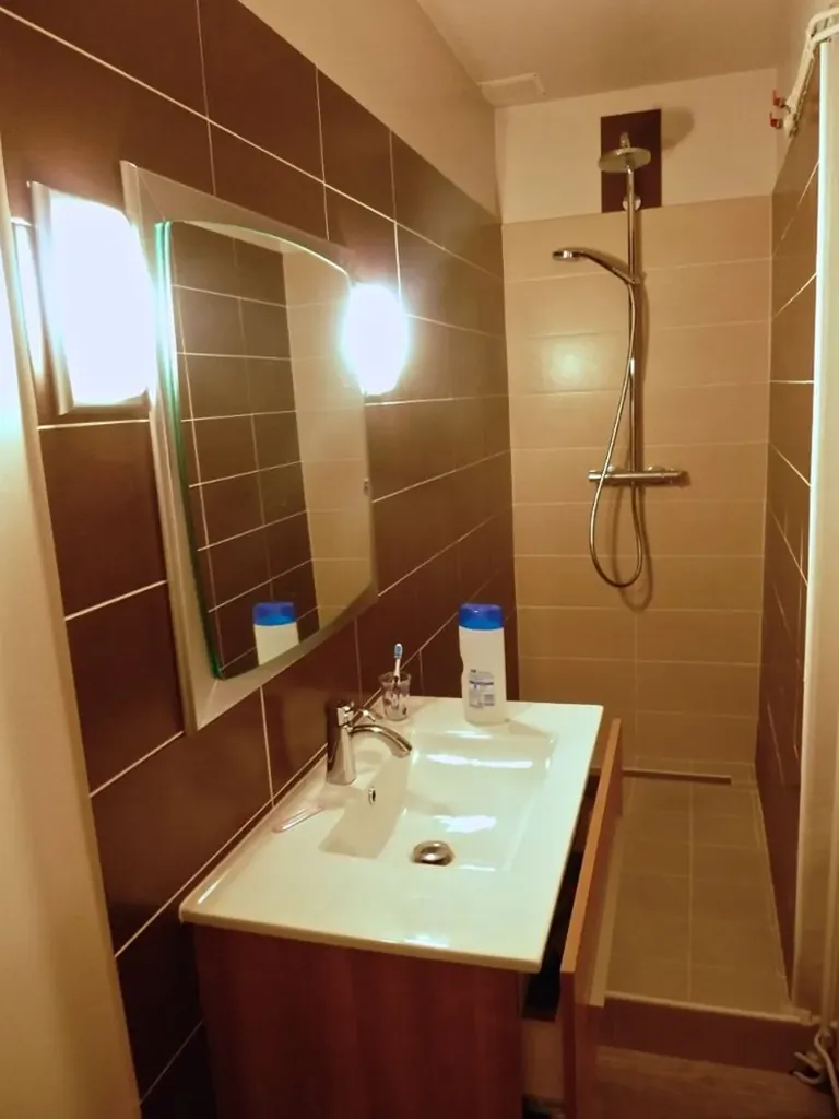 Salles de bain - Appartement 2 Pièces Calme avec Garage à Viry