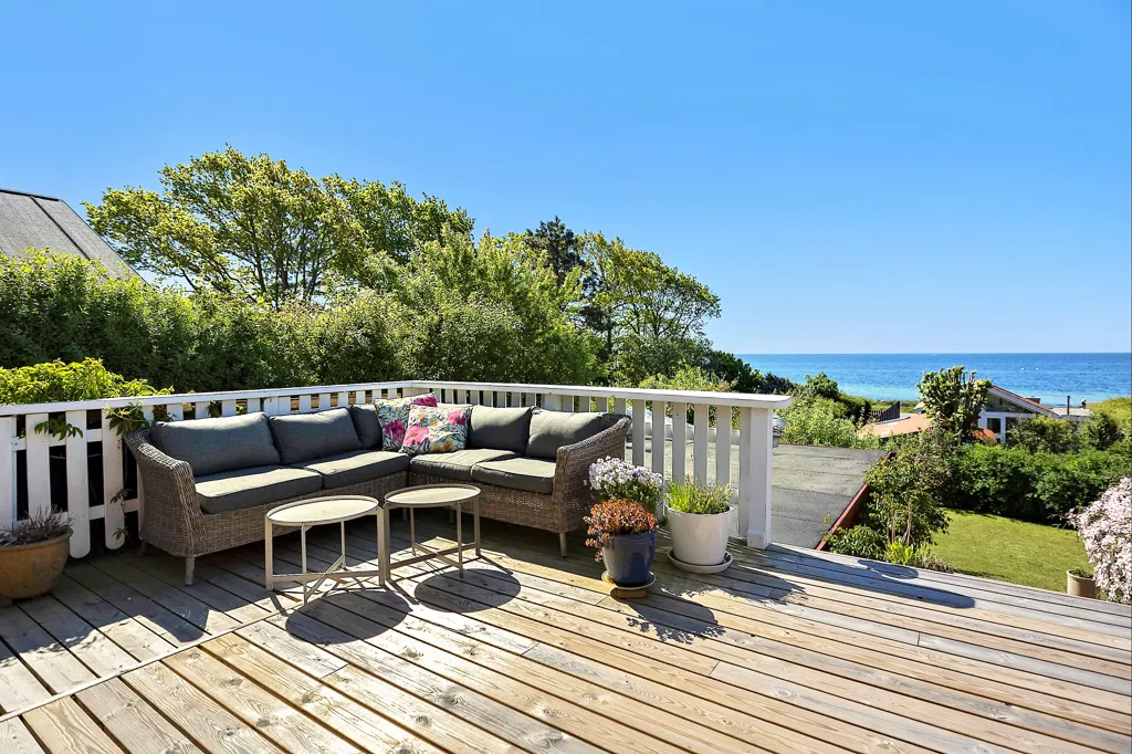 Terrass - Cottage with Sea View in Bisserup