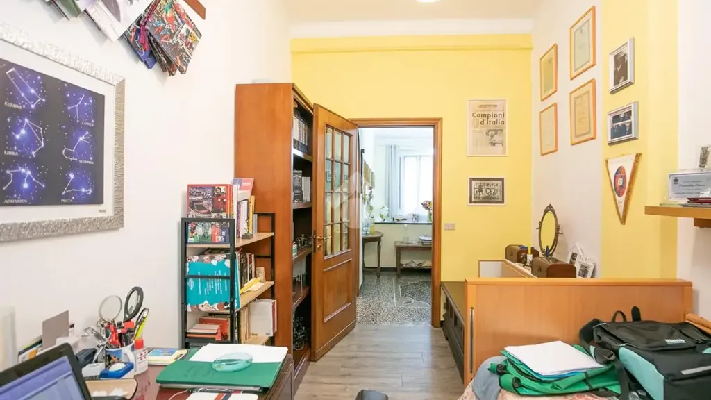 Bureau - Rustic-Style Apartment with Central Location in Genoa